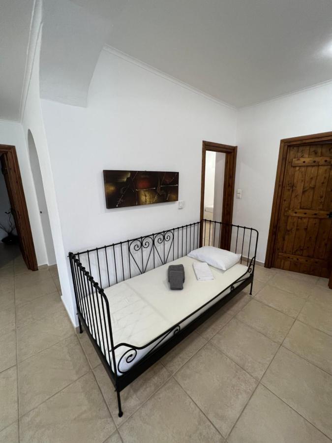 Apartment In Salamina With Garden & Sea View Selinia Eksteriør bilde