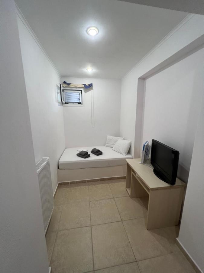 Apartment In Salamina With Garden & Sea View Selinia Eksteriør bilde