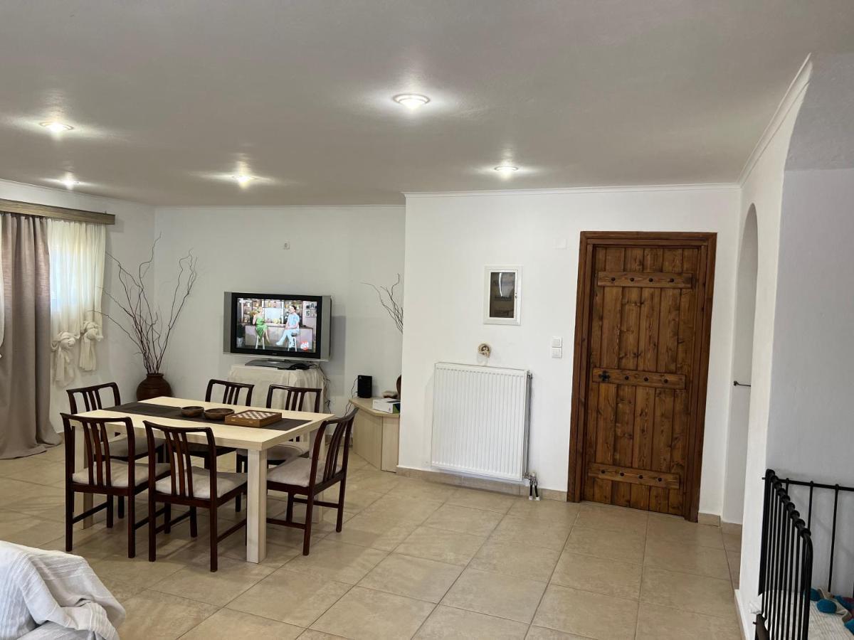 Apartment In Salamina With Garden & Sea View Selinia Eksteriør bilde