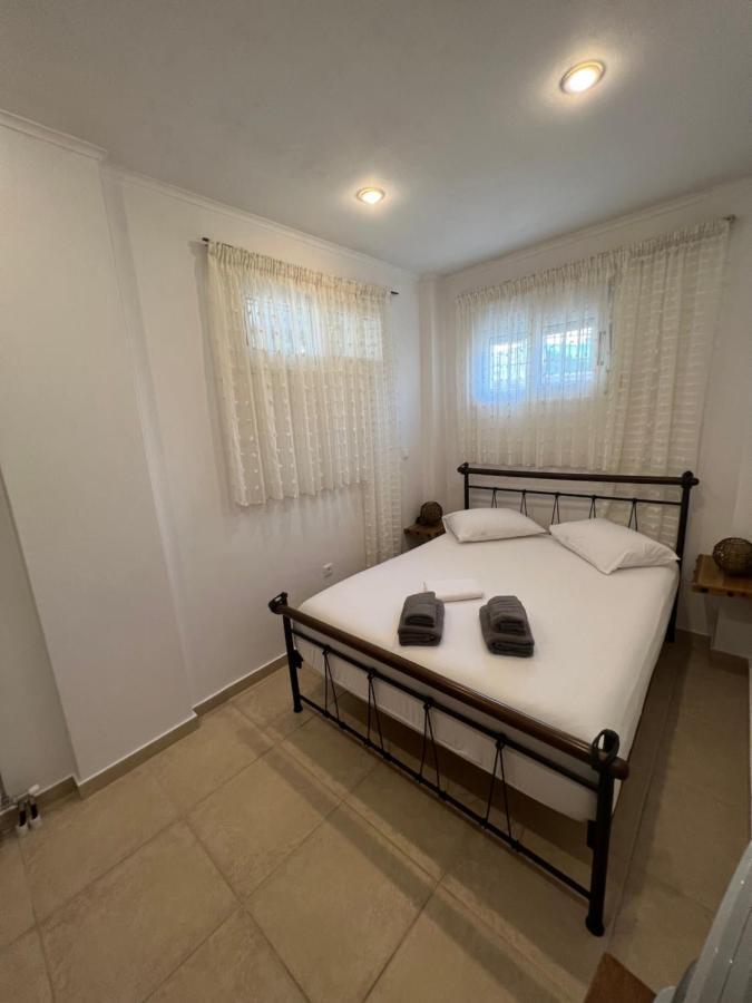 Apartment In Salamina With Garden & Sea View Selinia Eksteriør bilde